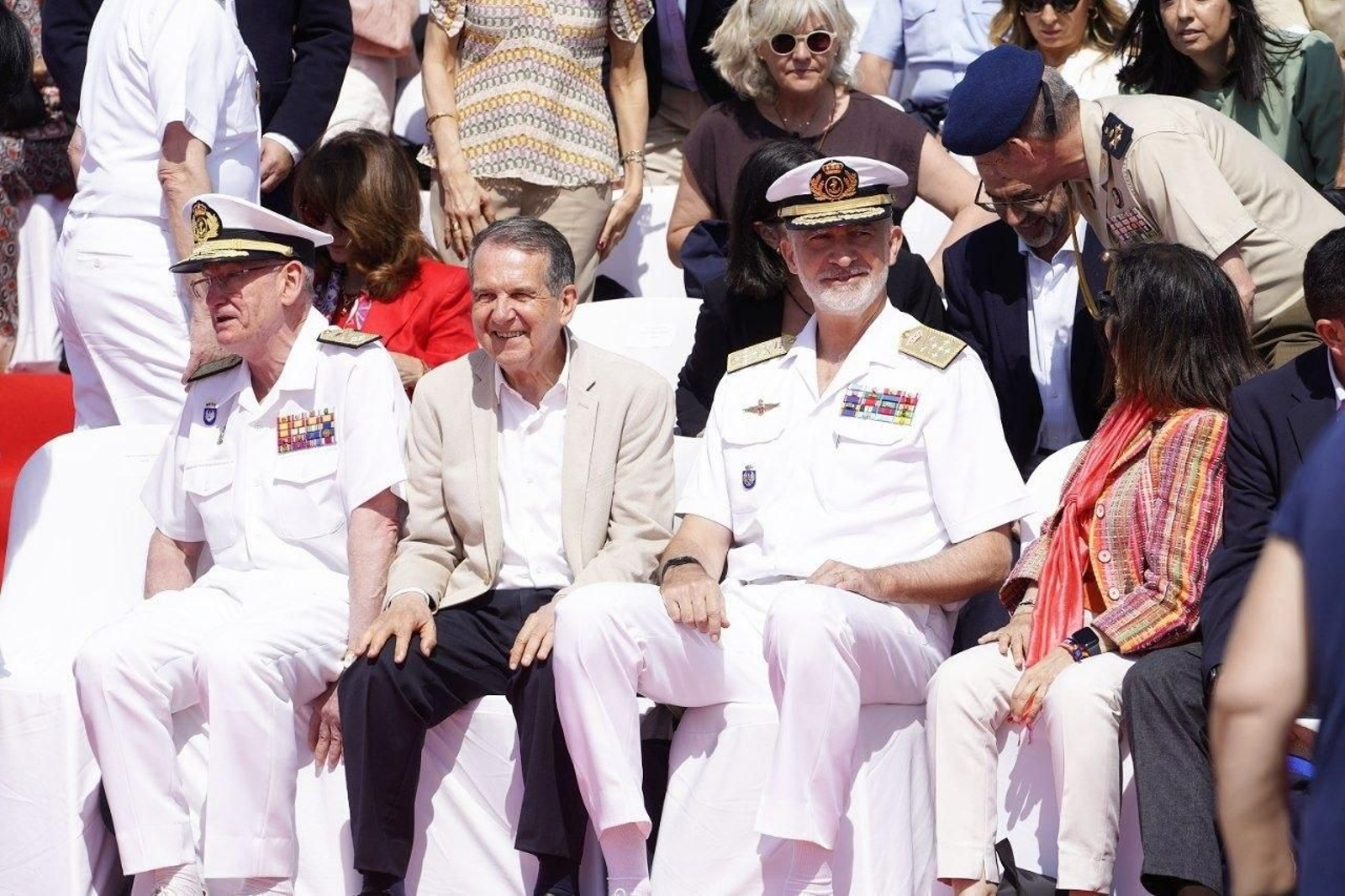 Galería | Felipe VI participa en la revista naval y presencia la exhibición de militares en Samil