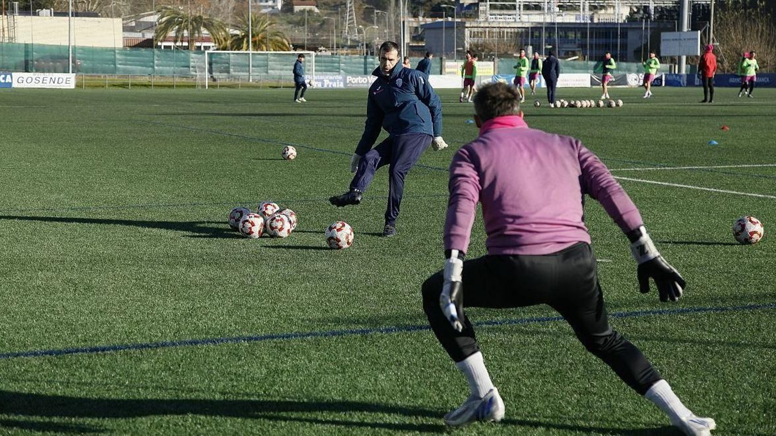 El entrenador de porteros del Ourense CF, Roberto Valeiro, en un entrenamiento con Pato Guillén.