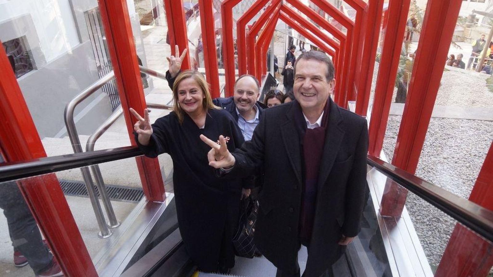 Caballero con Carmela Silva y David Regades fueron los primeros en utilizar las escaleras mecánicas de II República.