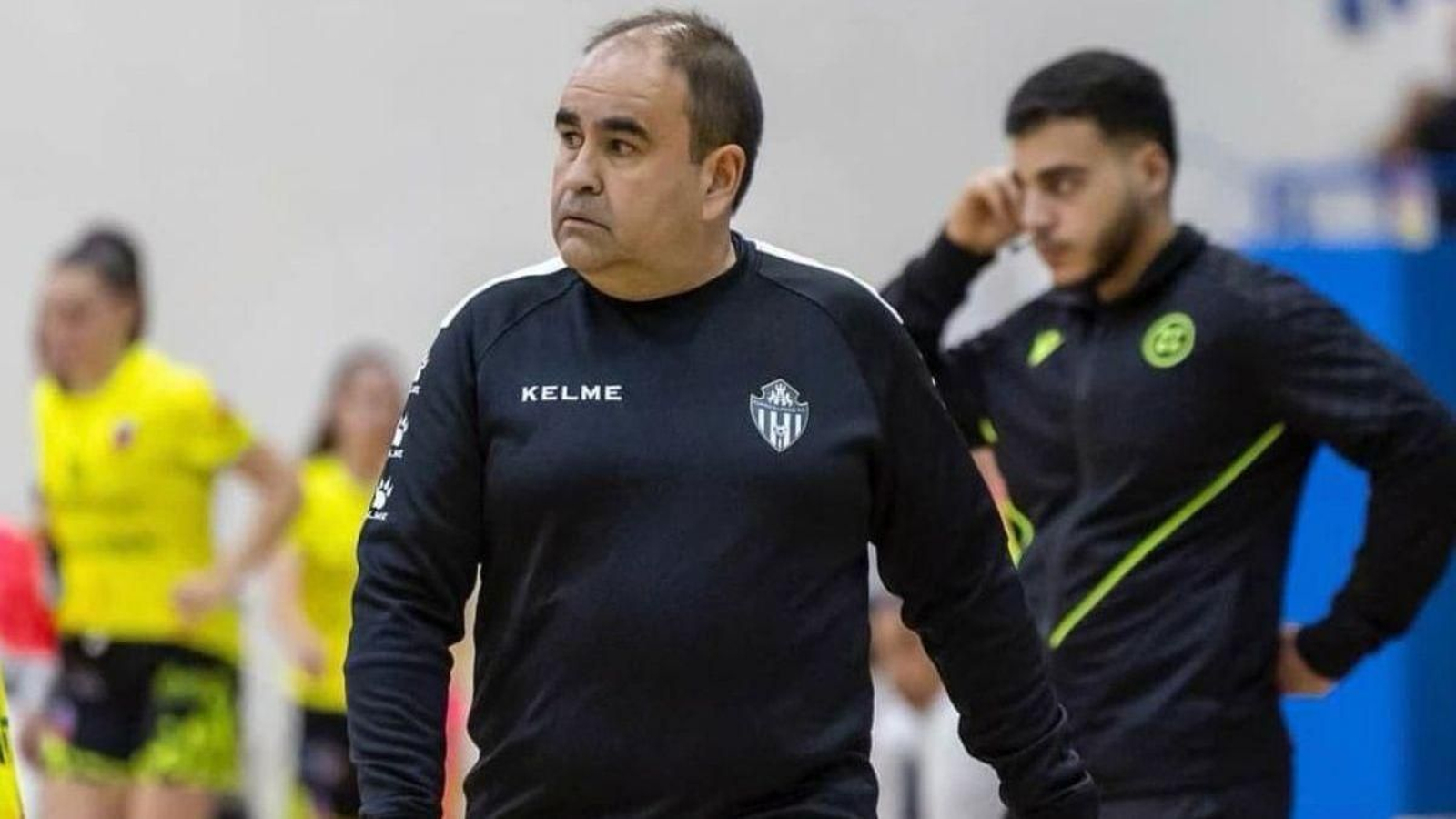 El técnico ourensano Gonzalo Iglesias “Morenín”, con la sudadera del equipo melillense.