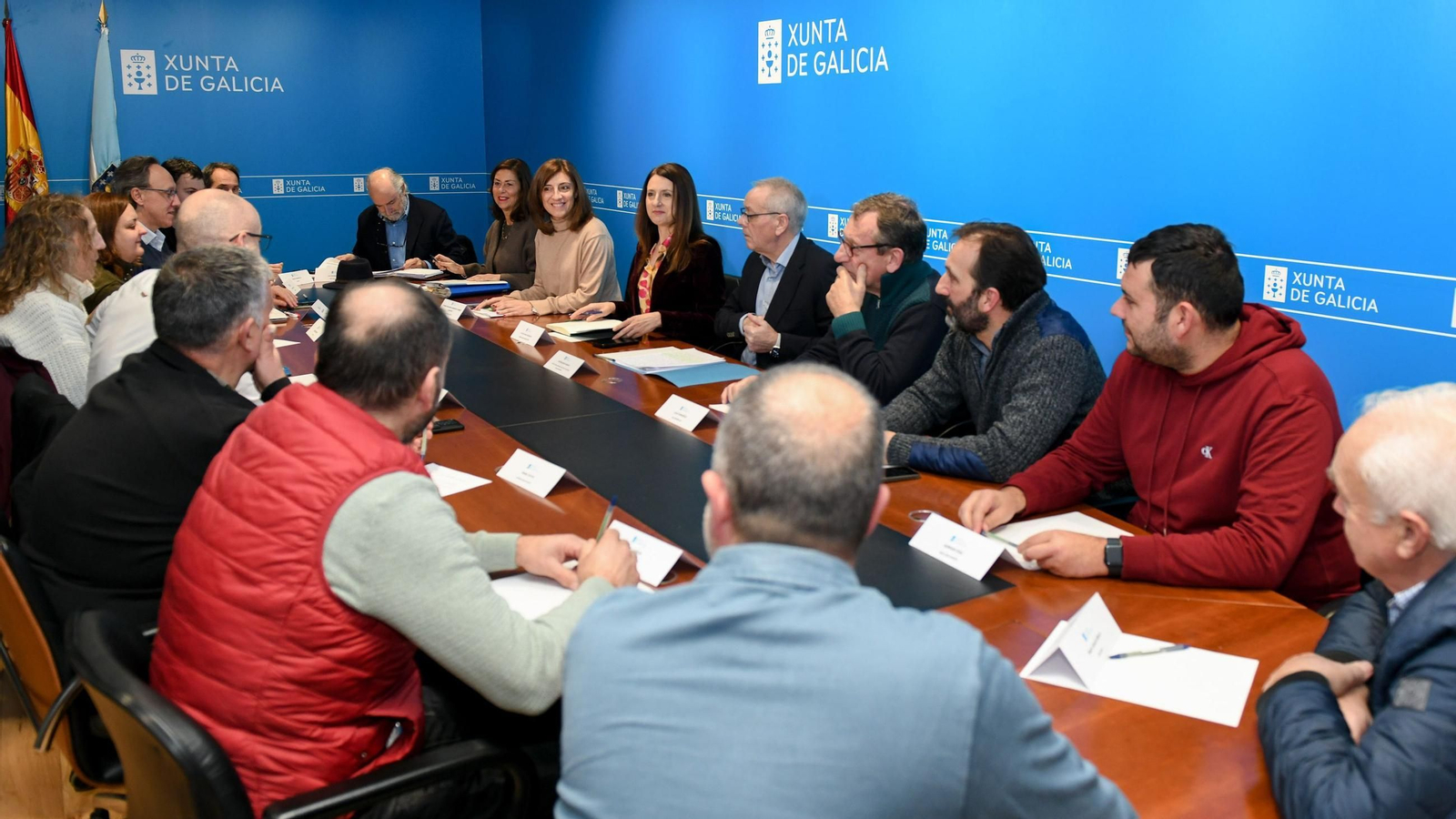 La conselleira Ángeles Vázquez supervisa junto a representantes del sector porcino y cinegético las medidas para el control de los jabalíes en Galicia.
