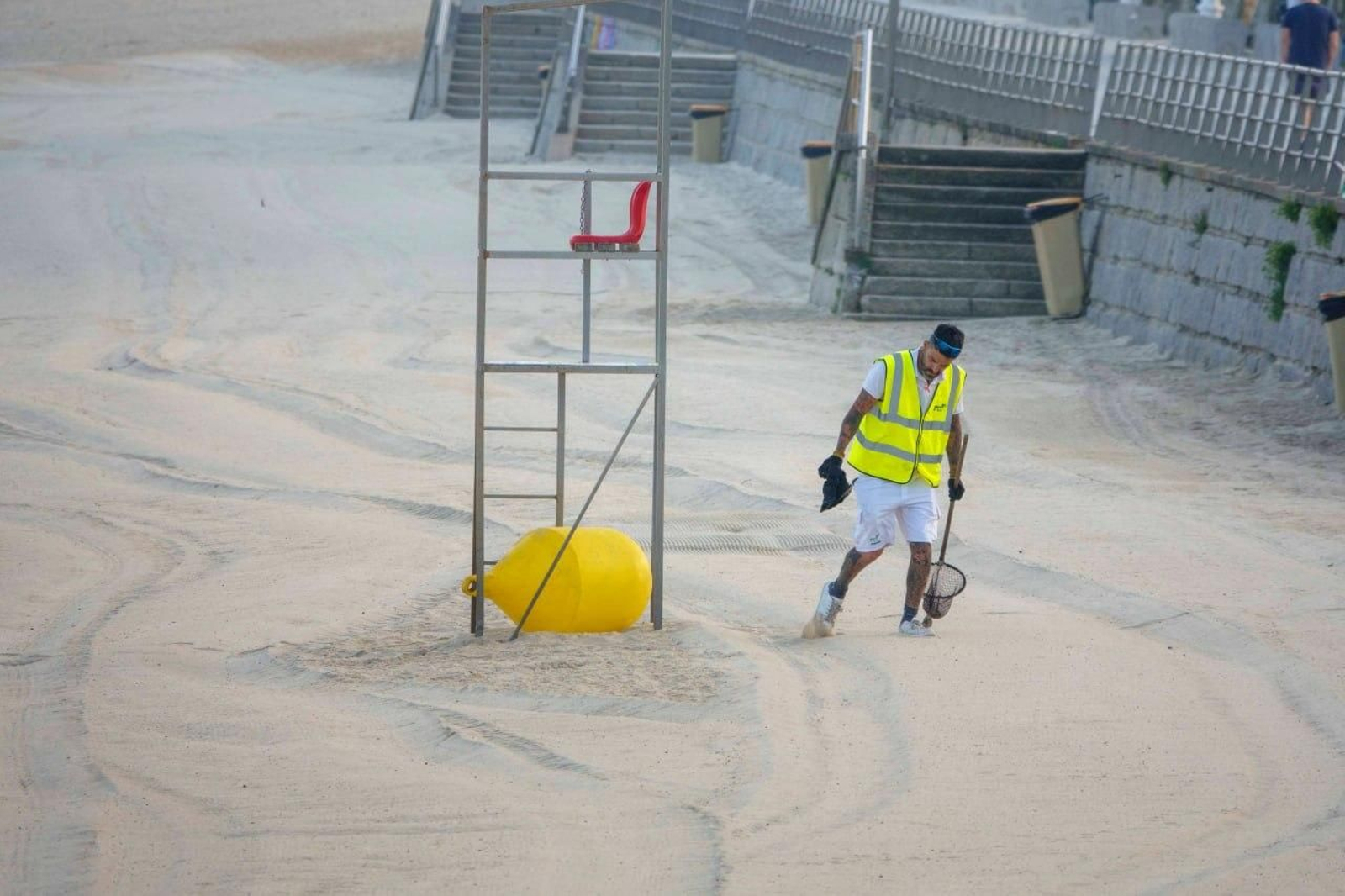 Galería | La resaca de San Xoán 2026 deja toneladas de residuos en Samil y Panxón