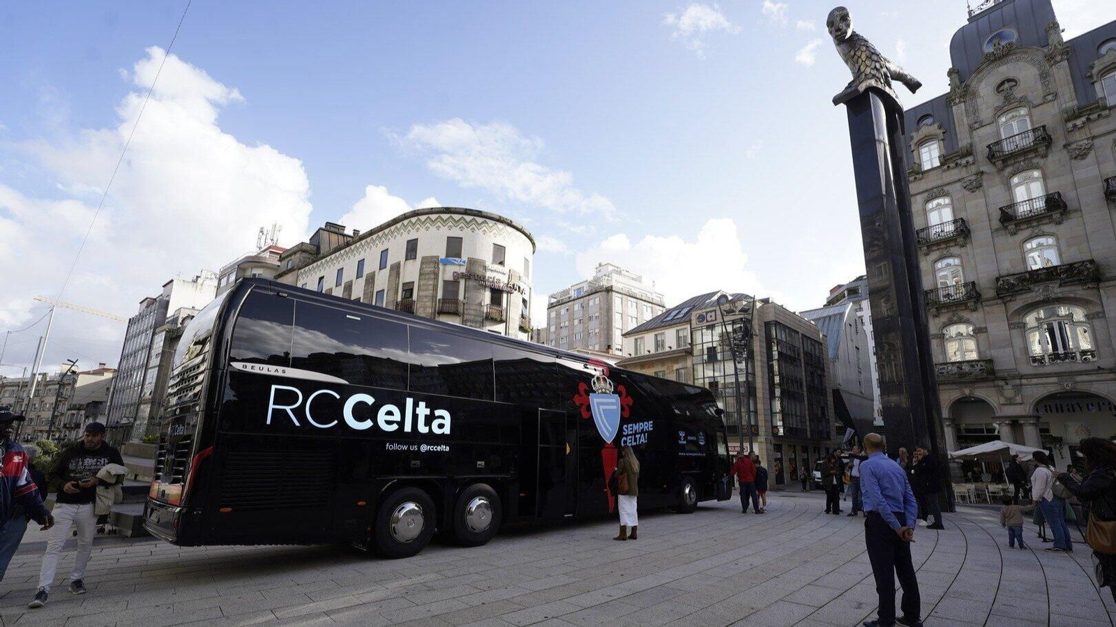 El autobús del Celta, en Porta do Sol. // J.V. Landín