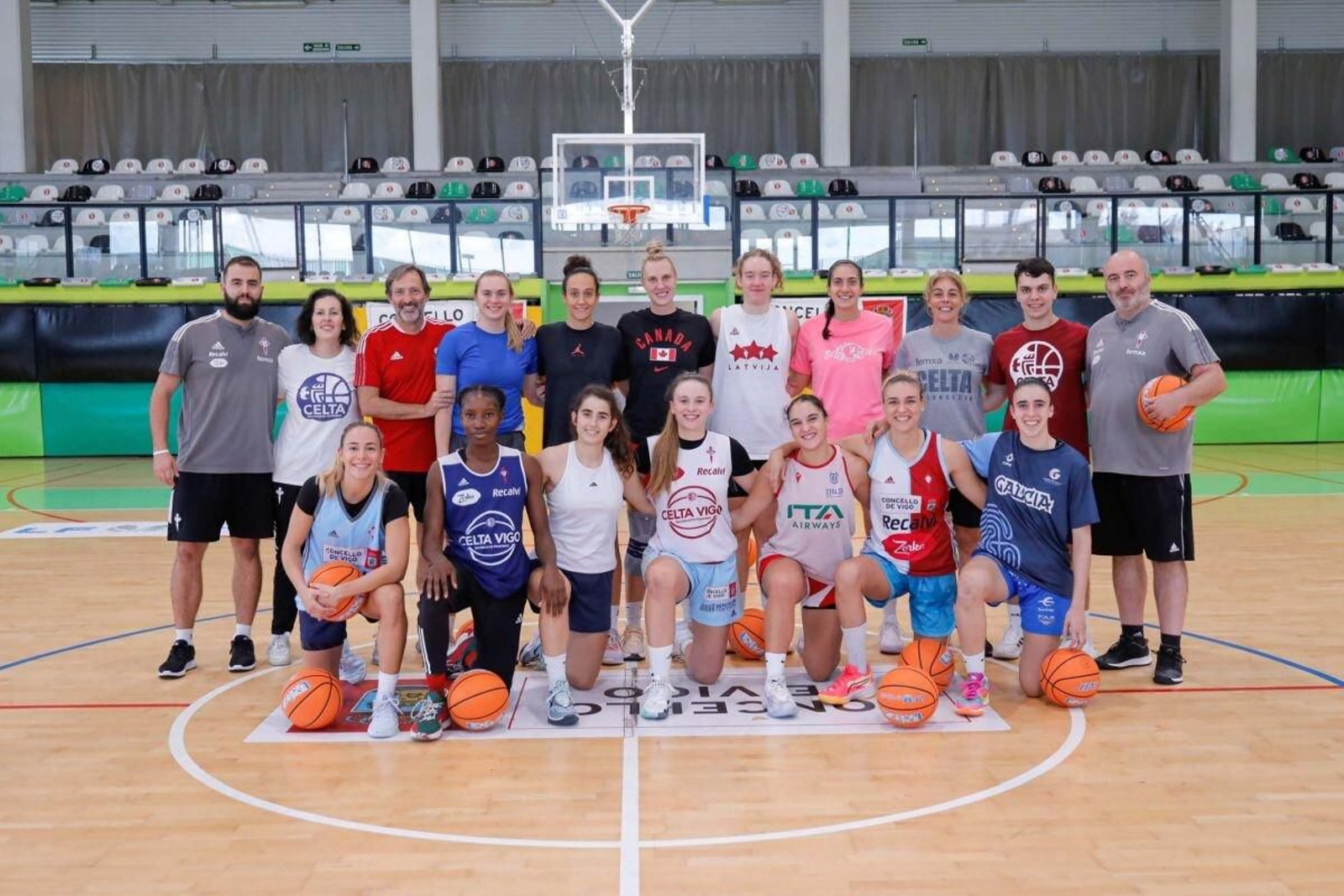 Jugadoras y técnicos del Celta Femxa Zorka, en el entrenamiento de ayer en el pabellón de Navia.