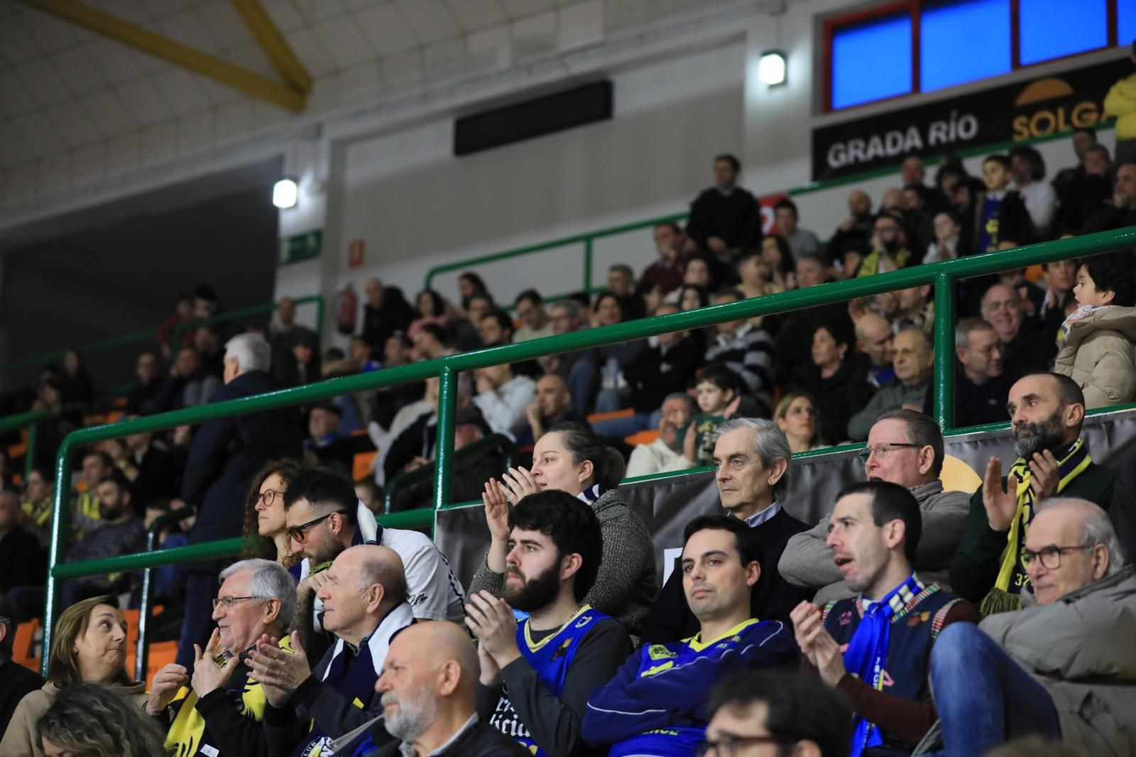 Galería | El Pazo responde al llamado del COB y disfruta del partido ante HLA Alicante