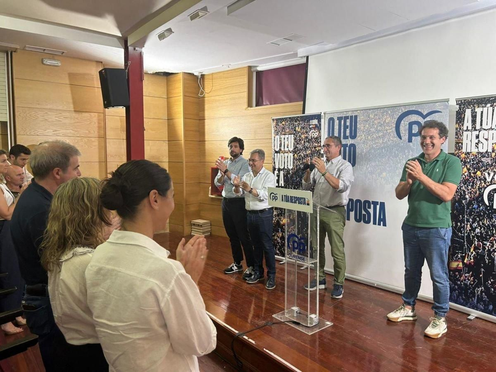 Luis Menor, junto a Argimiro Marnotes, ayer en el mitin de Carballiño.