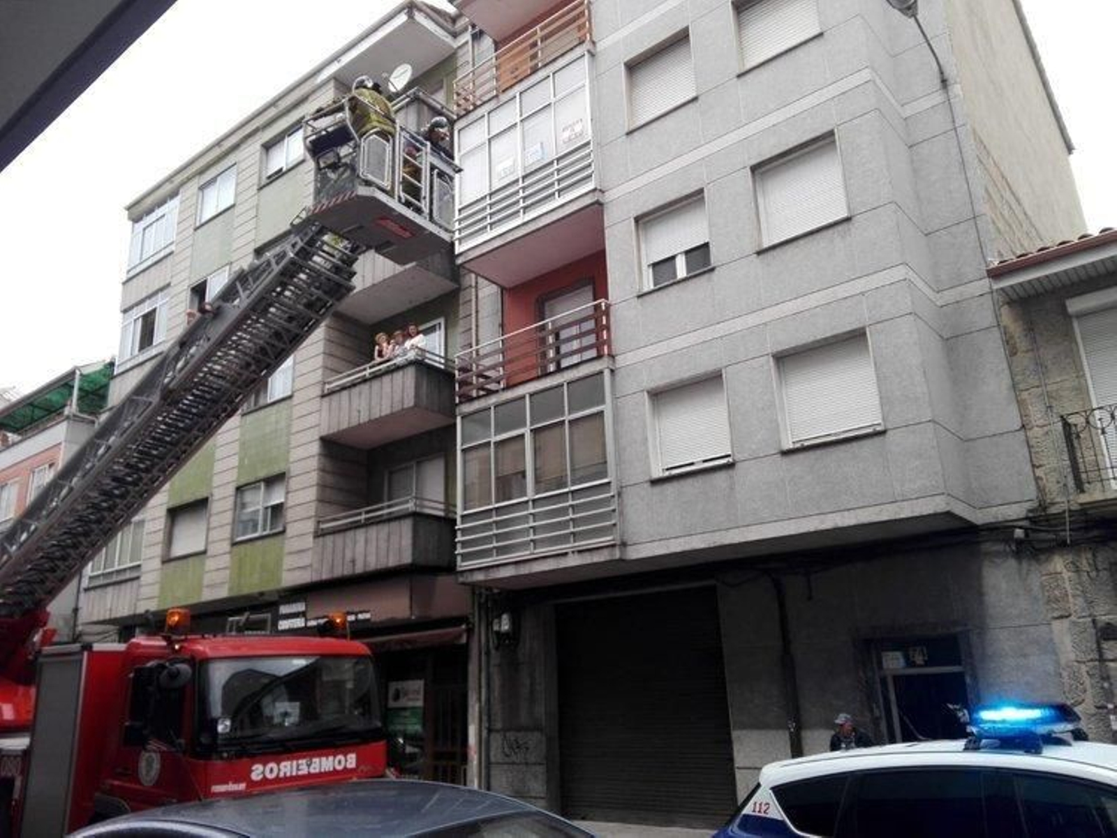 Los bomberos utilizan la escala en el número 74 de la calle Marcelo Macías.