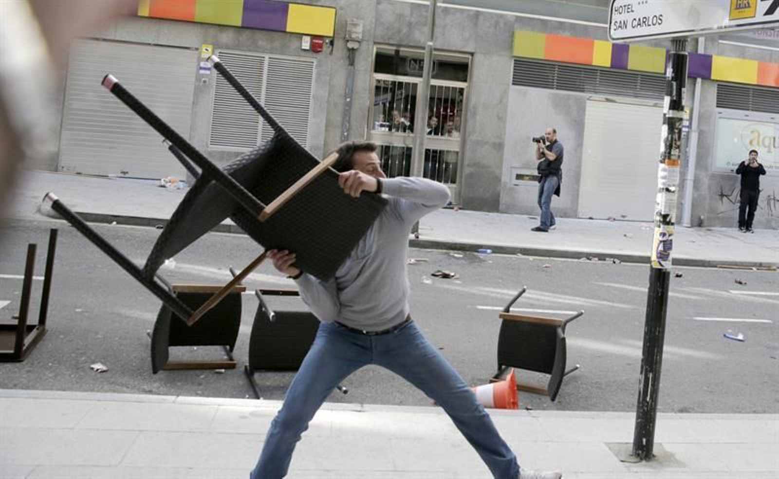 5 Carga policial en la protesta del cerco en Santiago