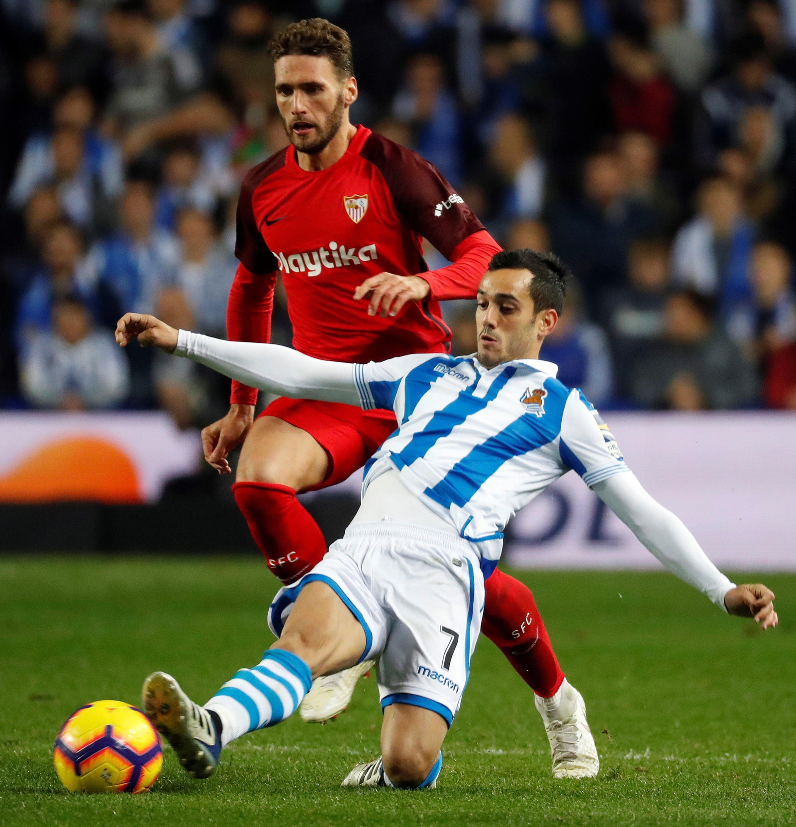 Juanmi alcanza el balón ante la mirada de Sergi Gómez.