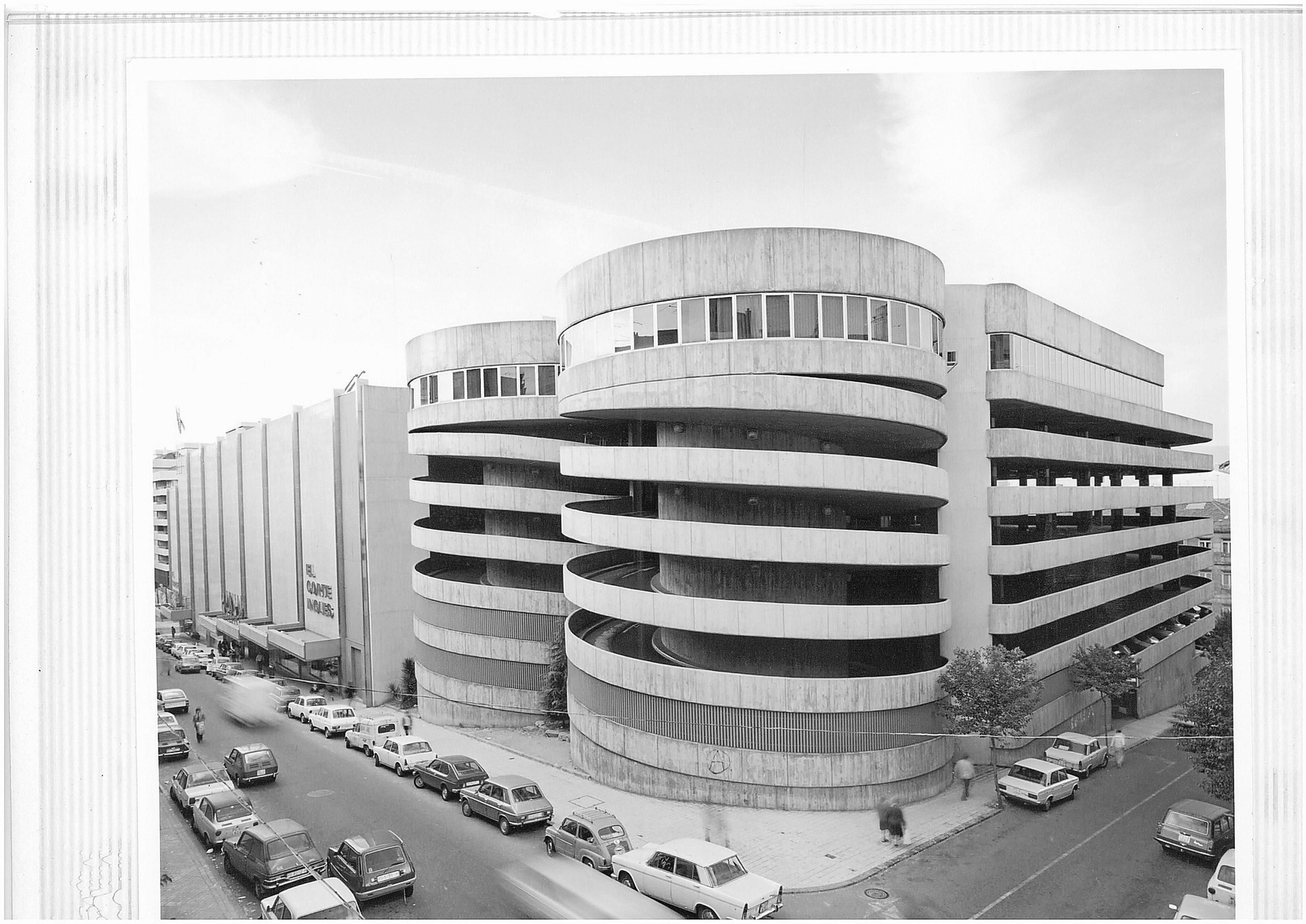 El Corte Inglés de Vigo, el año de su inauguración en 1975, visto desde la confluencia de las calles Venezuela y Méjico.