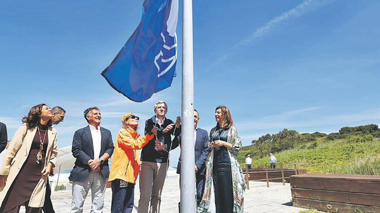 Izado dunha bandera azul