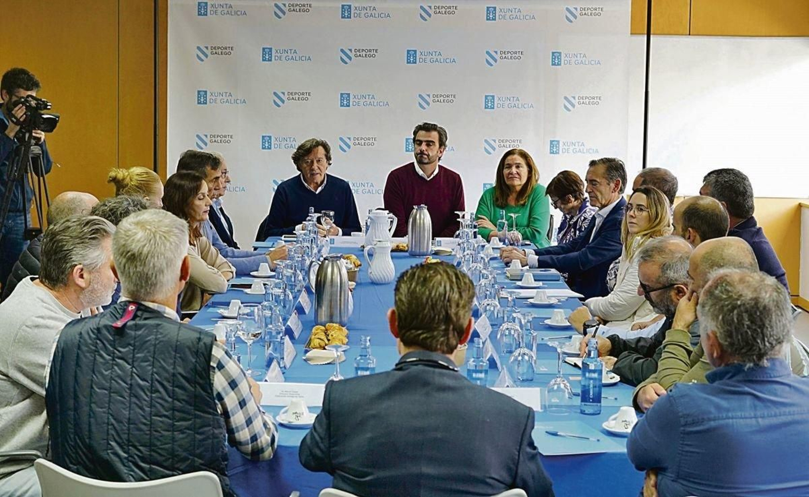 Reunión do vicepresidente primeiro e conselleiro de Presidencia, Xustiza e Deportes, Diego Calvo (centro) coas federacións deportivas de Vigo.