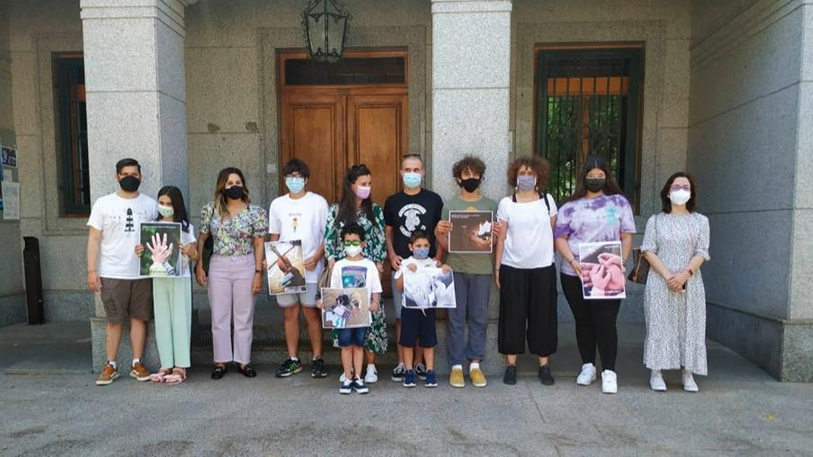 Los estudiantes con las representaciones de los centros educativos.