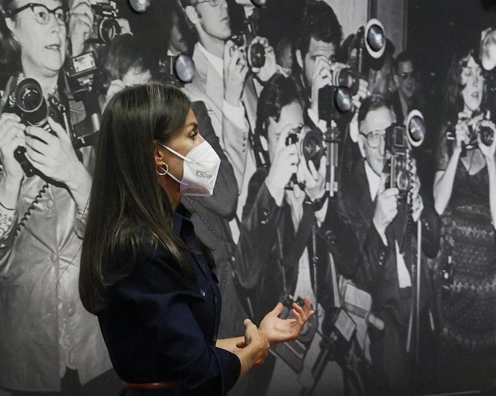 La reina, coronada "Alumna de Honor" en la facultad donde estudió periodismo.