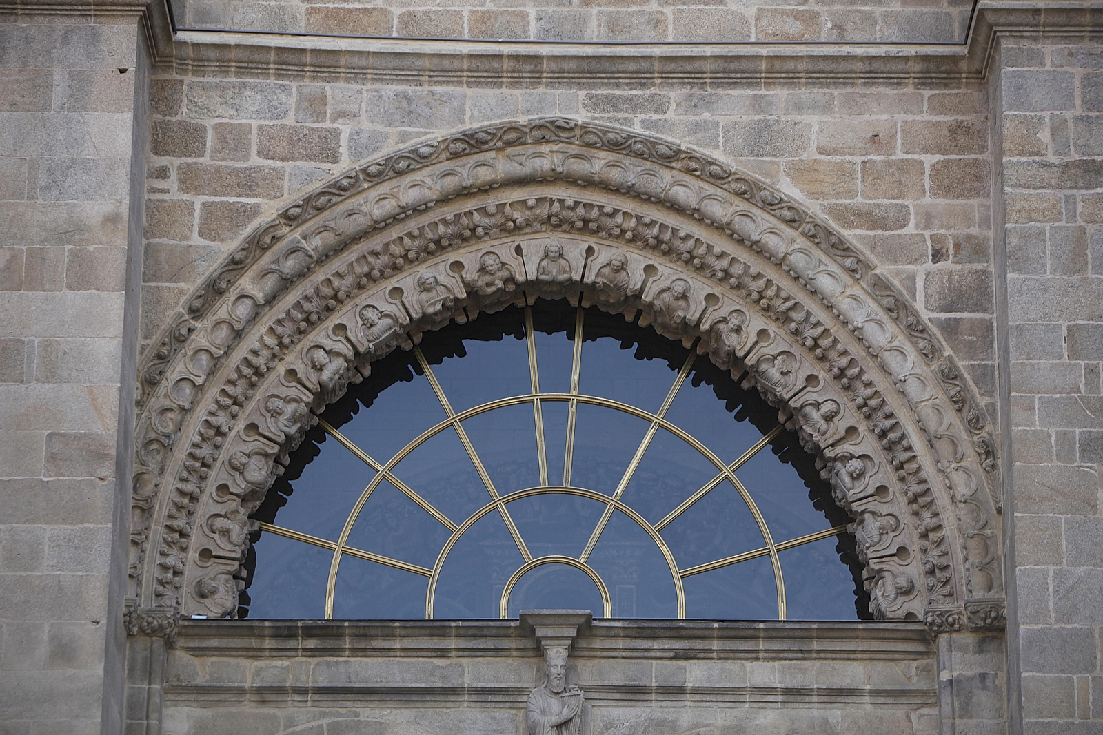 Arcada escultórica románica central de la fachada Oeste de la Catedral de San Martiño de Ourense. (FOTO: MIGUEL ÁNGEL)