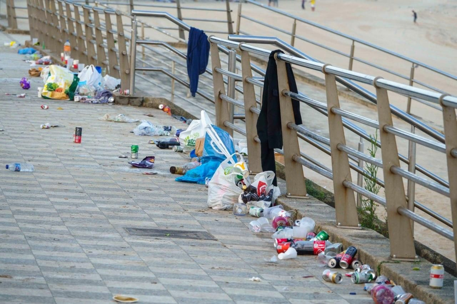 Galería | La resaca de San Xoán 2026 deja toneladas de residuos en Samil y Panxón