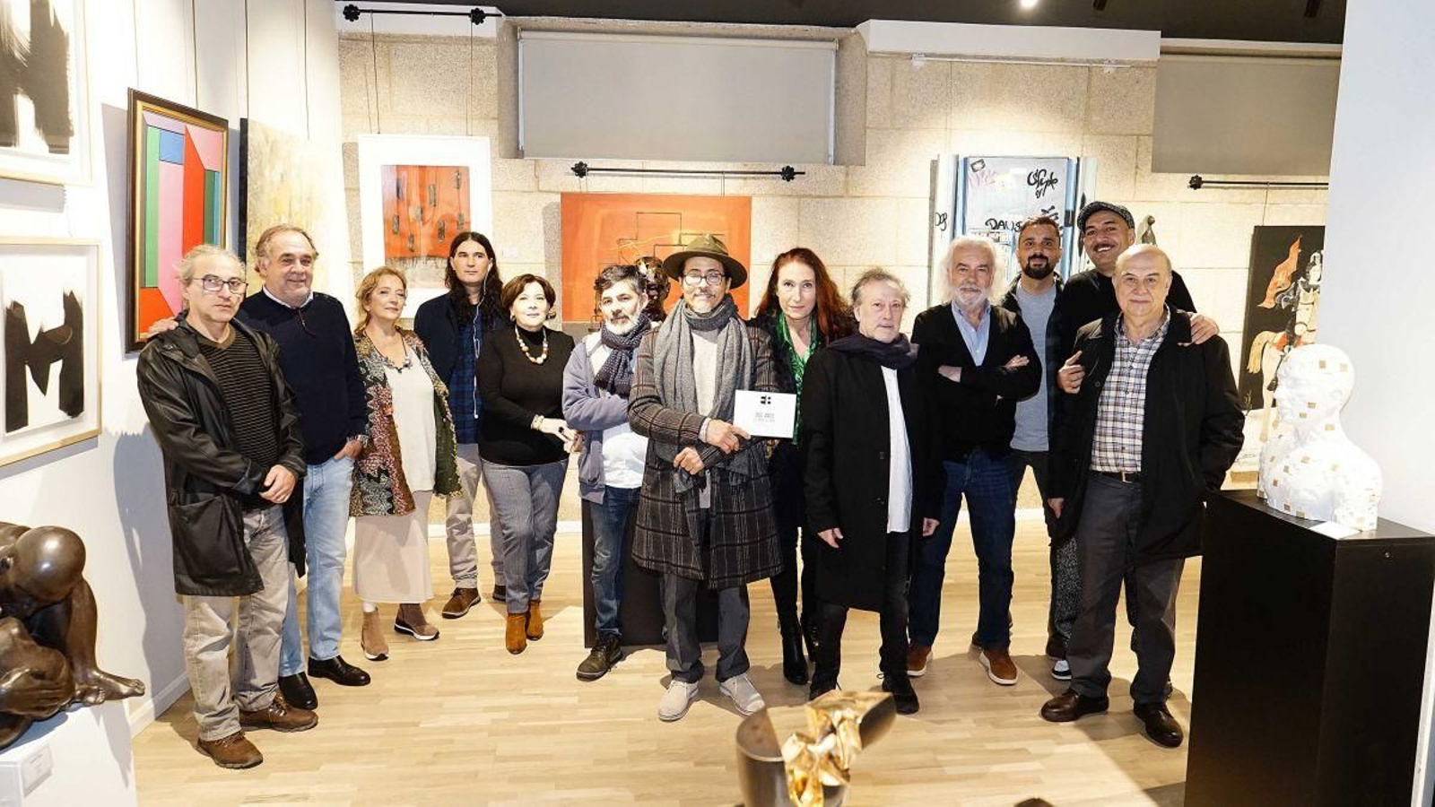 Beny Fernández con parte de los artistas, ayer, en la inauguración de la muestra colectiva en su espacio.