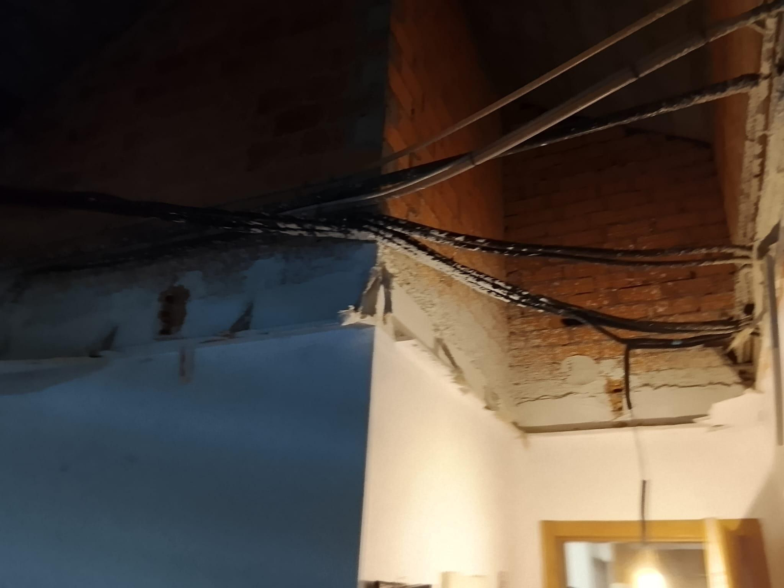 Galería | Así quedó el piso de la señora de A Valenzá que se salvó por segundos del derrumbe