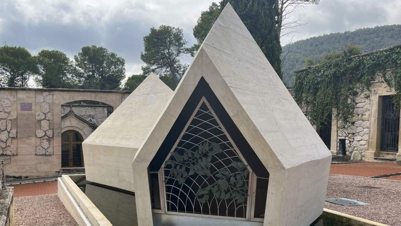 Mausoleo de Camilo Sesto.