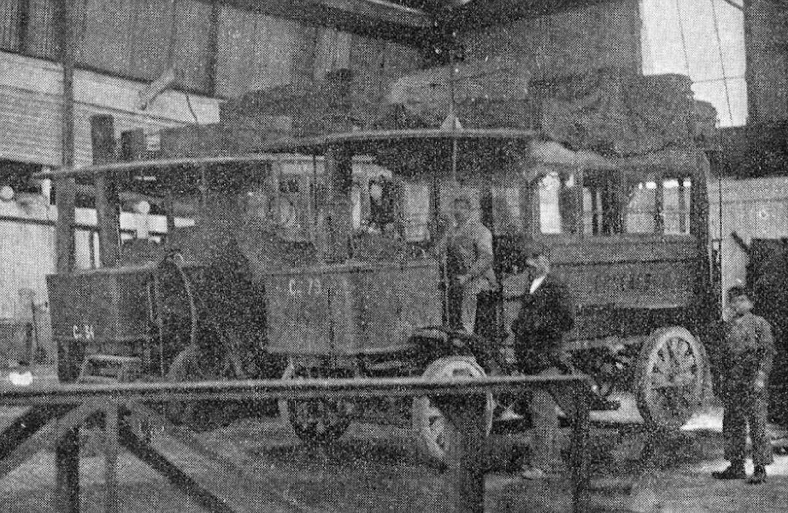 Automóviles a vapor similar al que recorre la línea Ourense-Verín. Vida gallega nº 13.