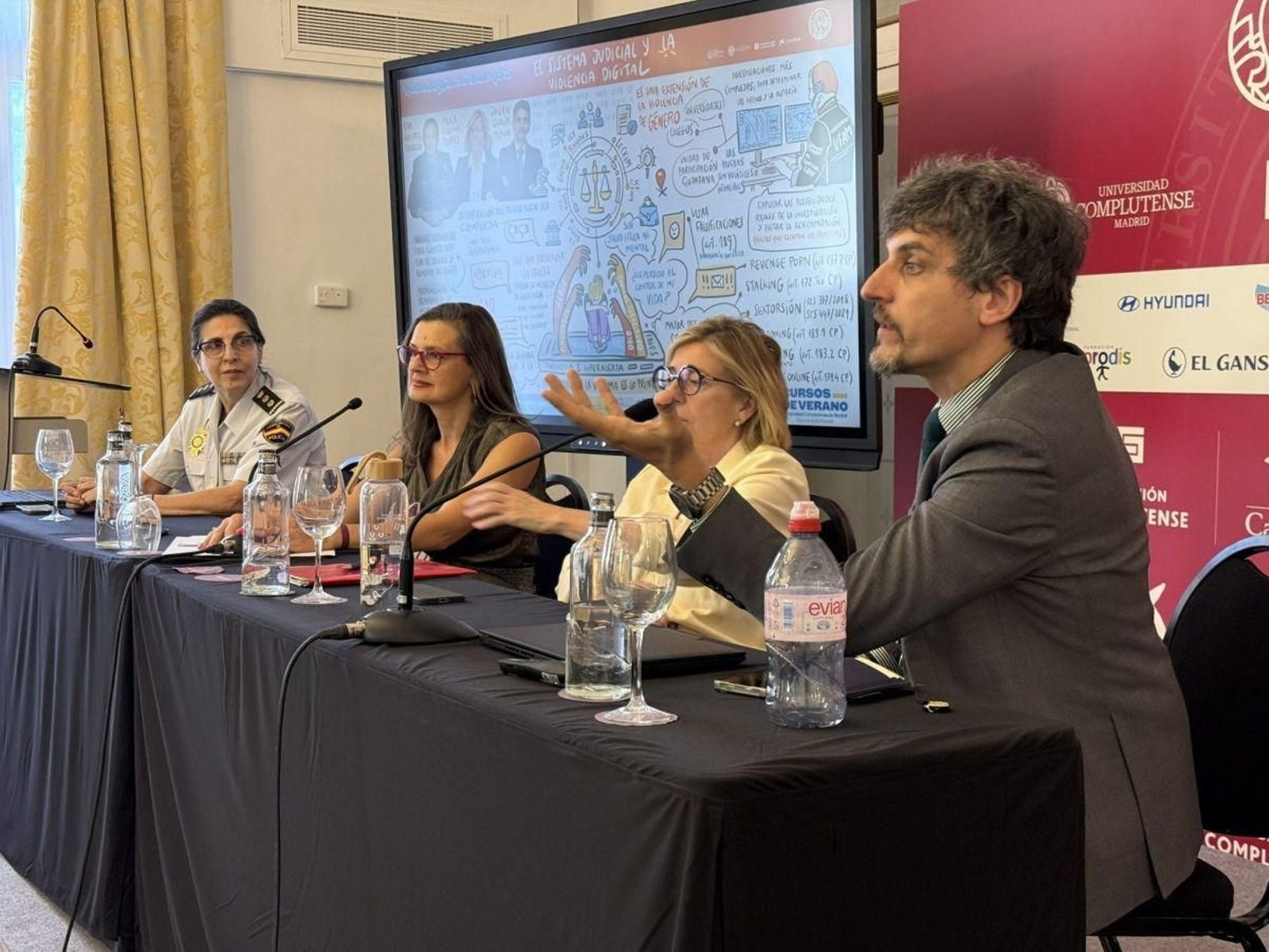 Los ponentes durante el curso de la Complutense en San Lorenzo del Escorial, Madrid.