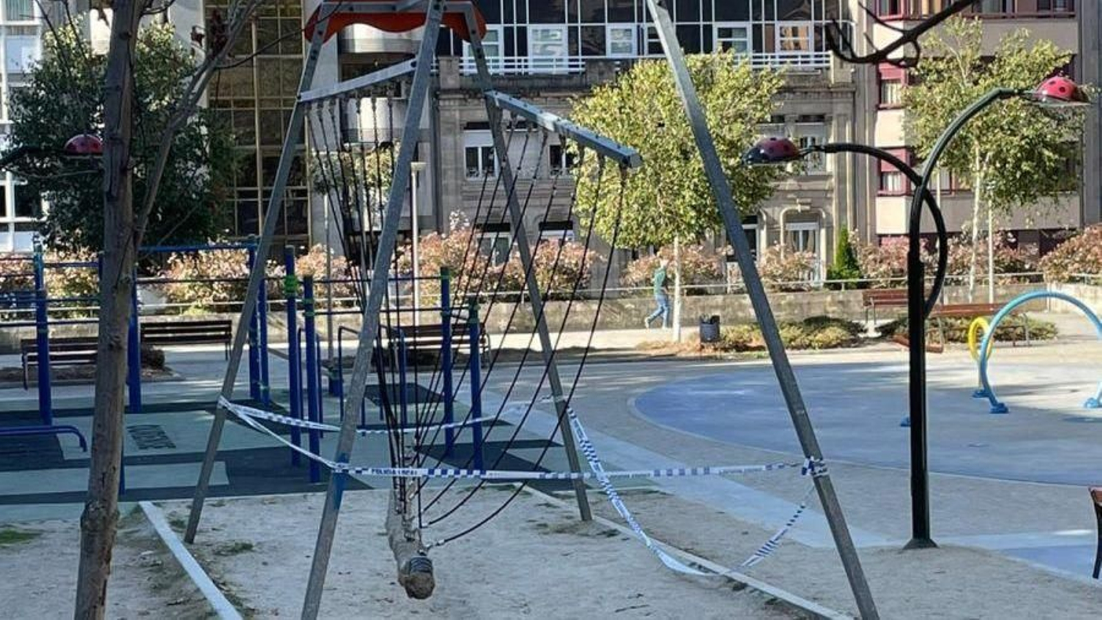 El columpio "descoyuntado" en la Alameda do Cruceiro, en Ourense