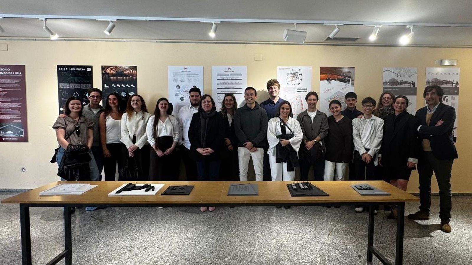 Estudiantes de Cesuga responsables de los proyectos junto a las maquetas, acompañados por docentes de Arquitectura.