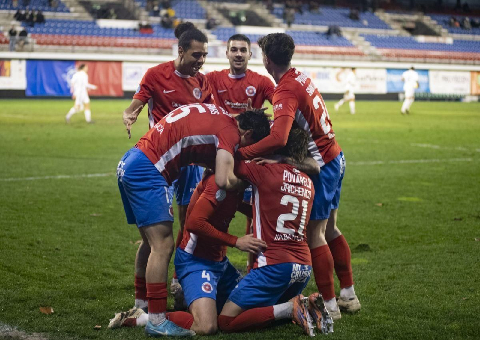 Celebración unionista del tanto marcado por Javier Labrada, que supuso los tres puntos en el campo de O Couto.