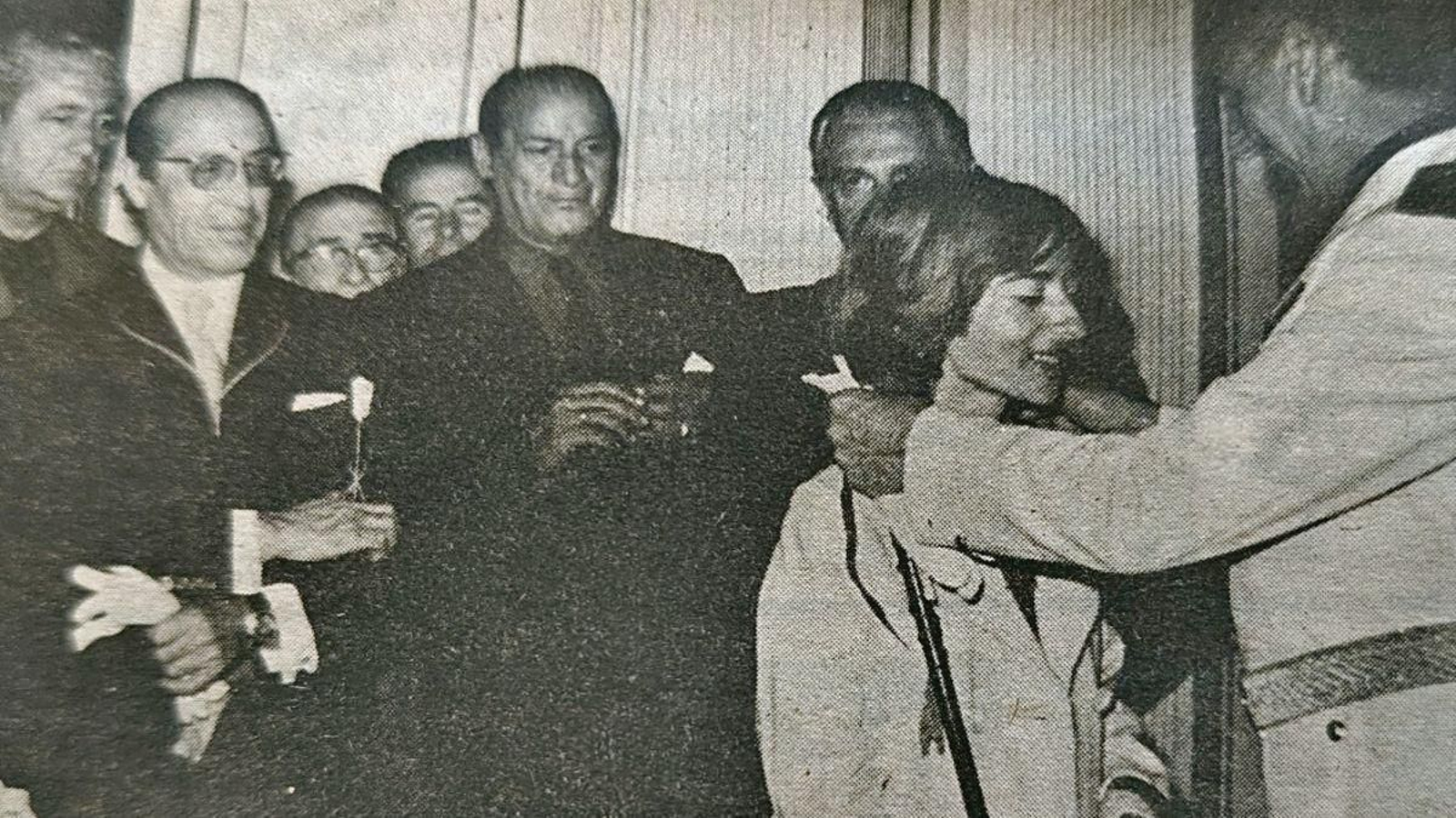 Libia Méndez Francisco recibe su condecoración de manos del gobernador civil.