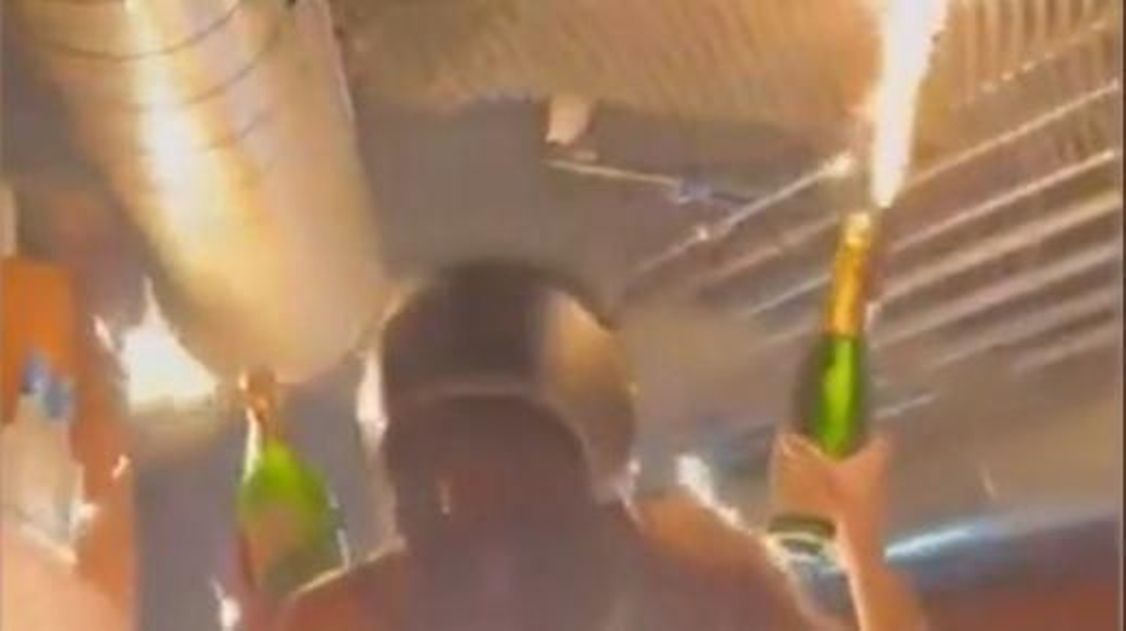 Momento capturado en vídeo en el que las bengalas de las botellas de champán prendían fuego al techo inflamable