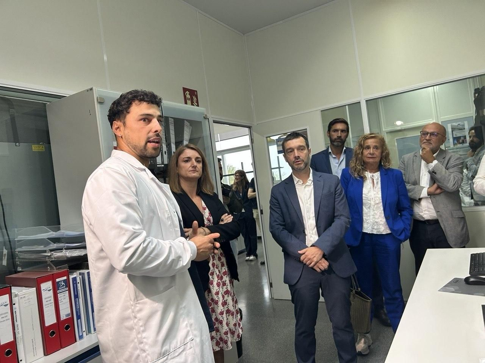 El ministro Pablo Bustinduy, con la directora de la AESAN, Ana López-Santacruz, los concejales Gorka Gómez y Carmela Silva y un biólogo del laboratorio.