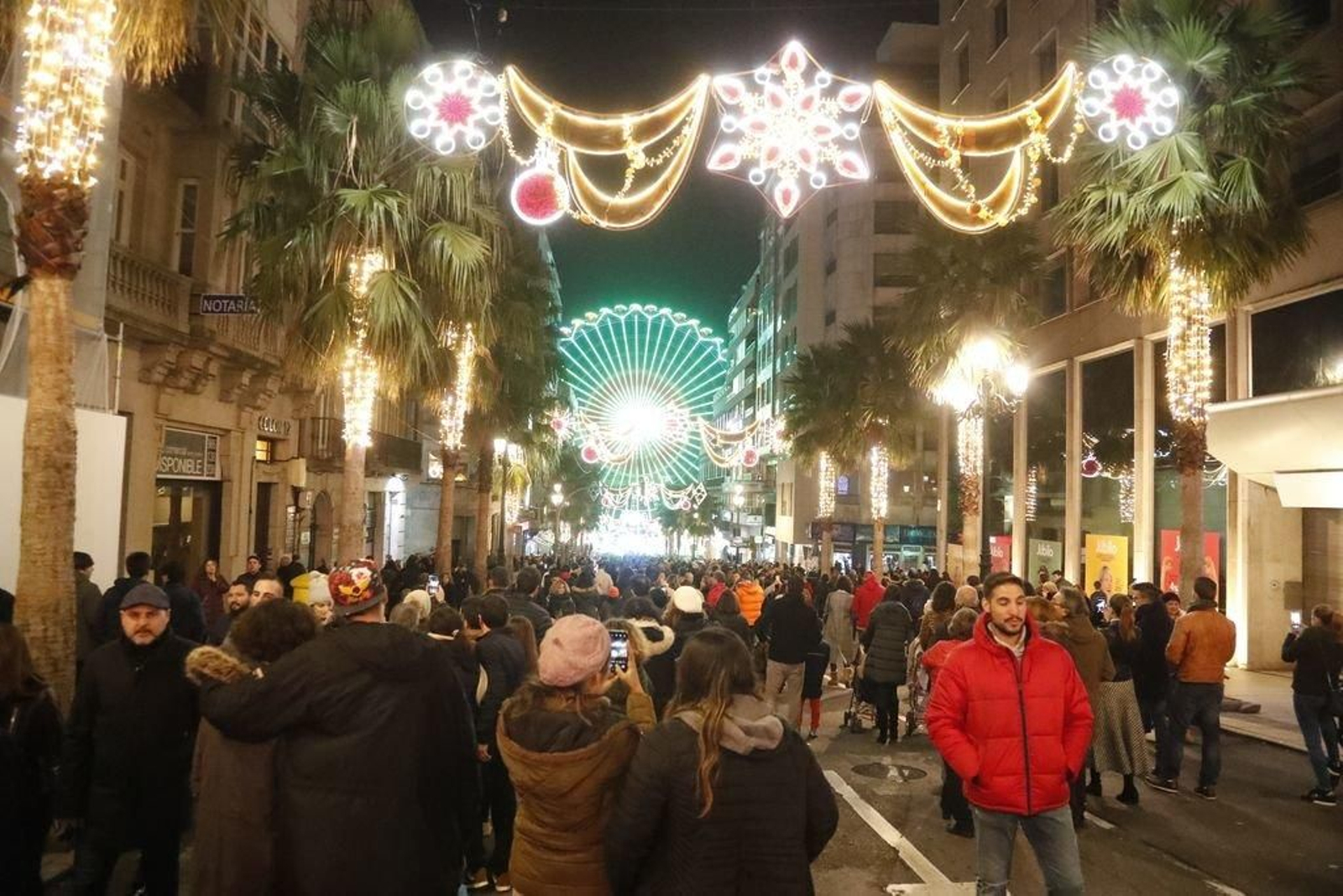 Los turistas invaden Vigo en el Puente195