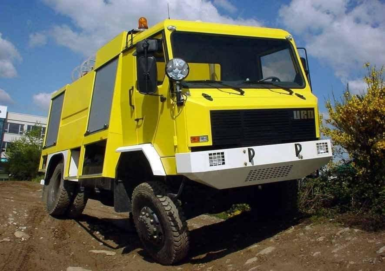 La empresa diseña y fabrica en Galicia vehículos todoterreno especiales para uso militar y también para Fuerzas y Cuerpos de Seguridad, entre otros. Tiene su propio departamento de ingeniería e I+D.