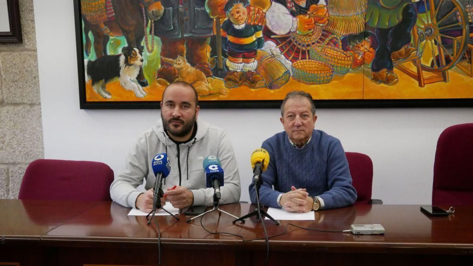 Diego Fernández y Manuel Dacal durante la presentación del programa del Entroido carballiñés.
