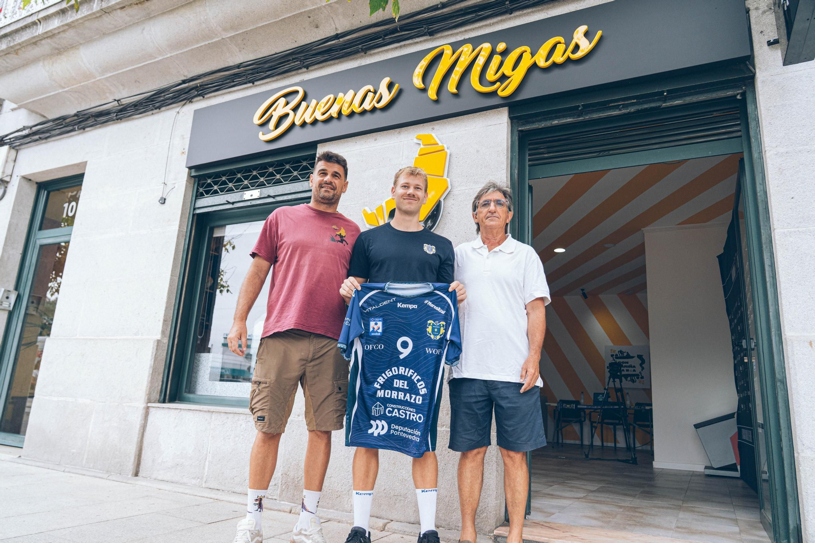 Tollef Lindqvist, posando con la camiseta del Balonmán Cangas en la presentación celebrada ayer.