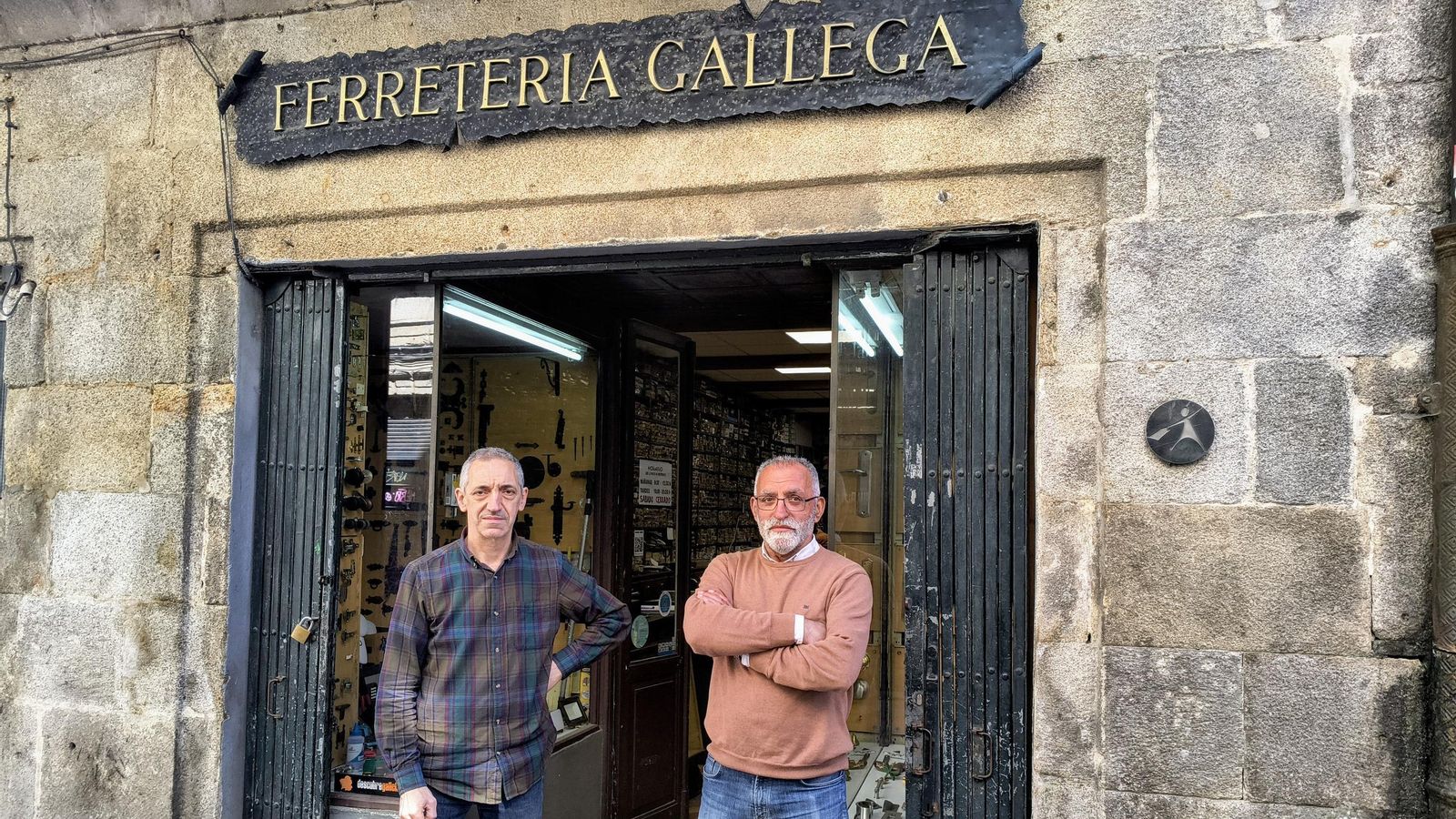 Benito y Miguel Araújo en la entrada de la Ferretería Gallega, en la rúa Real.