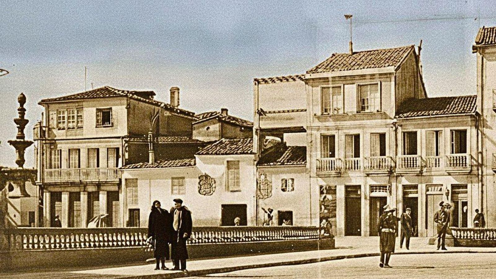 En la Plaza Mayor, de manera discreta, pero presidia una casa identificada con varios escudos. que han sobrevivido al derribo, hay quien recuerda tres. Pero en los que se conservan, se hallan armas de Santana y Salgado, al final va a resultar que sí que tengo raíces en Xinzo. Aunque los propietarios de la casa eran la familia Velasco.