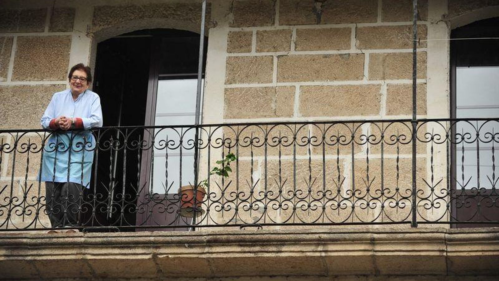 PEARES, NOGUEIRA DE RAMUÍN. 29-04-2020.- Historias del coronavirus. Rosa Caride, que vive en la casa donde nació Feijoo. La Abuela de Feijóo estaba alquilada en el lugar y tenía un estanco. José Paz