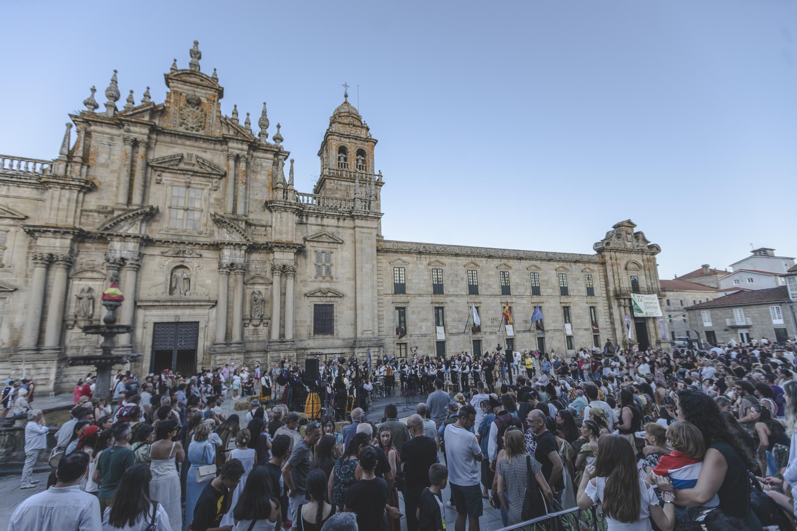 Galería |  Lembranza Ibérica llenó de música las calles de Celanova