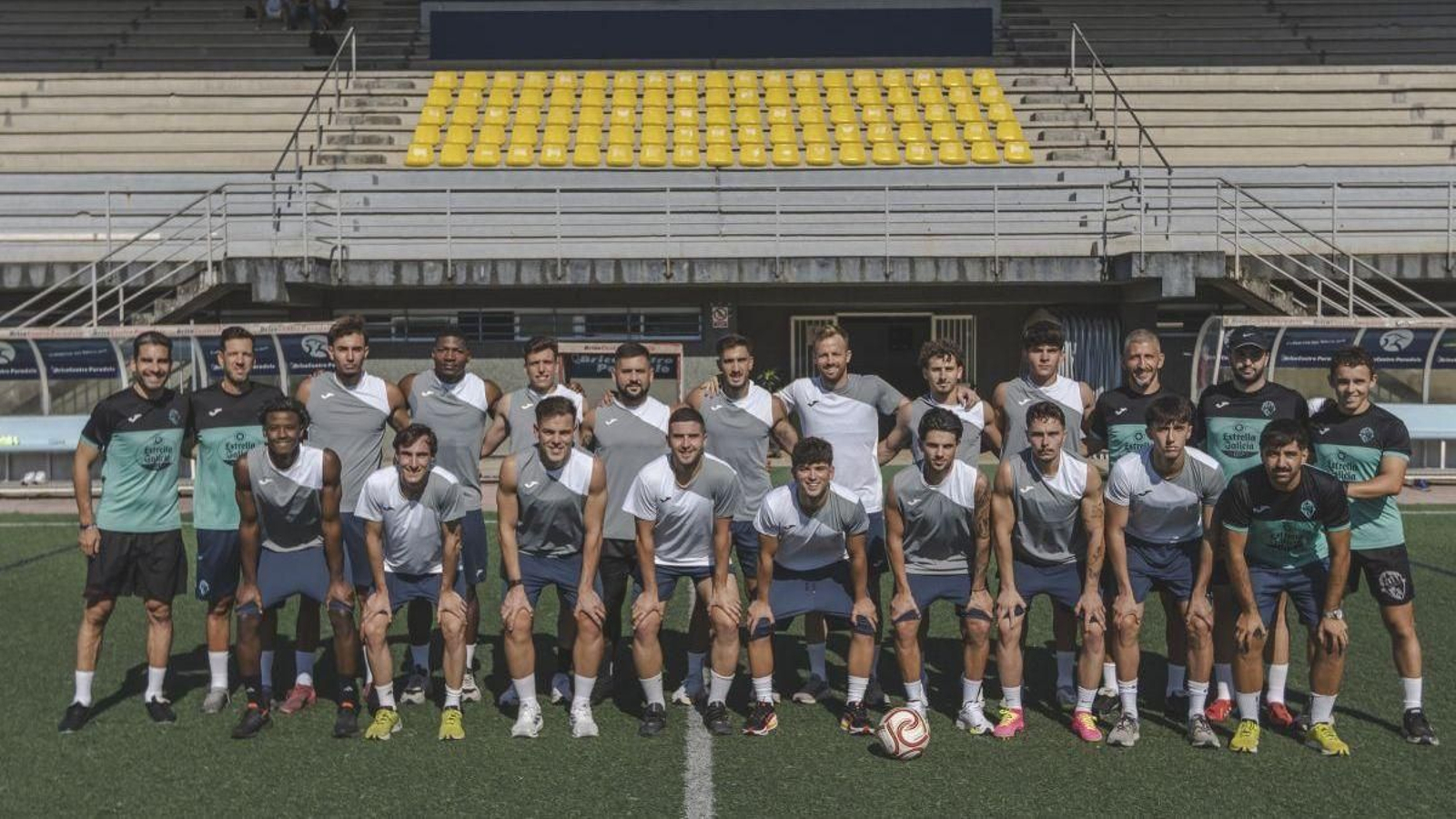 Los jugadores y el cuerpo técnico del Ourense CF, en el campo de Oira.