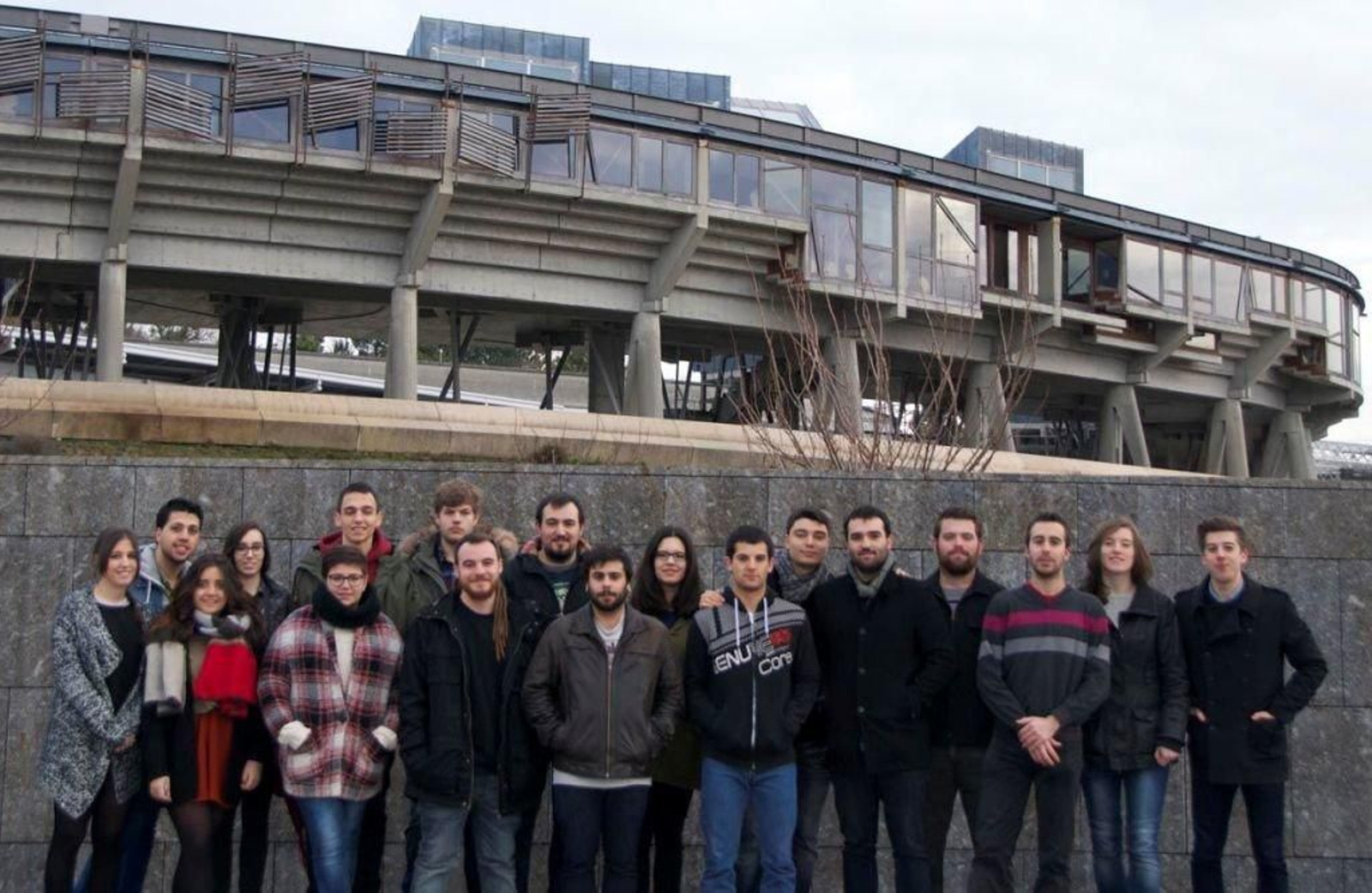 Parte del equipo de alumnos que participaron en la organización del foro.