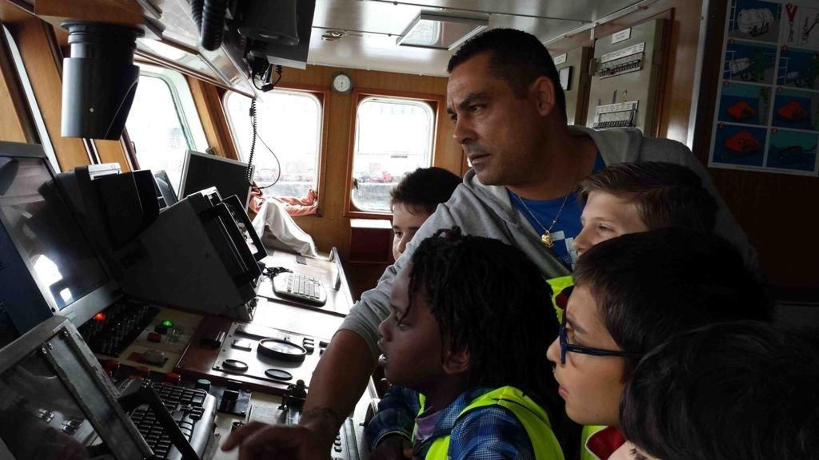 El puente de mando del "Mariví Uno" fue uno de los lugares que más gustó a los escolares.