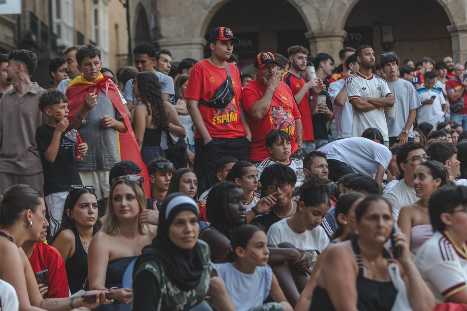 Galería | Camisetas, banderas y las calles de Ourense llenas de emoción por ver a España jugar los cuartos de final, en fotos