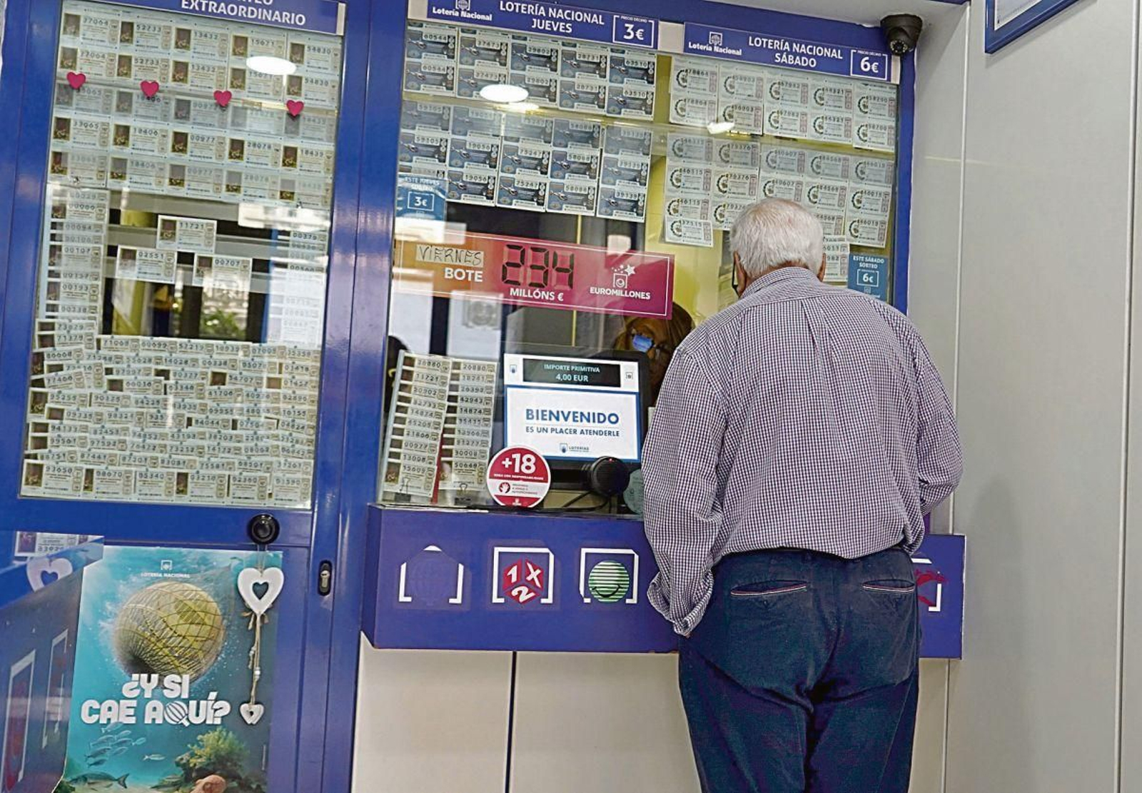 Un cliente en una administración de lotería de Vigo.
