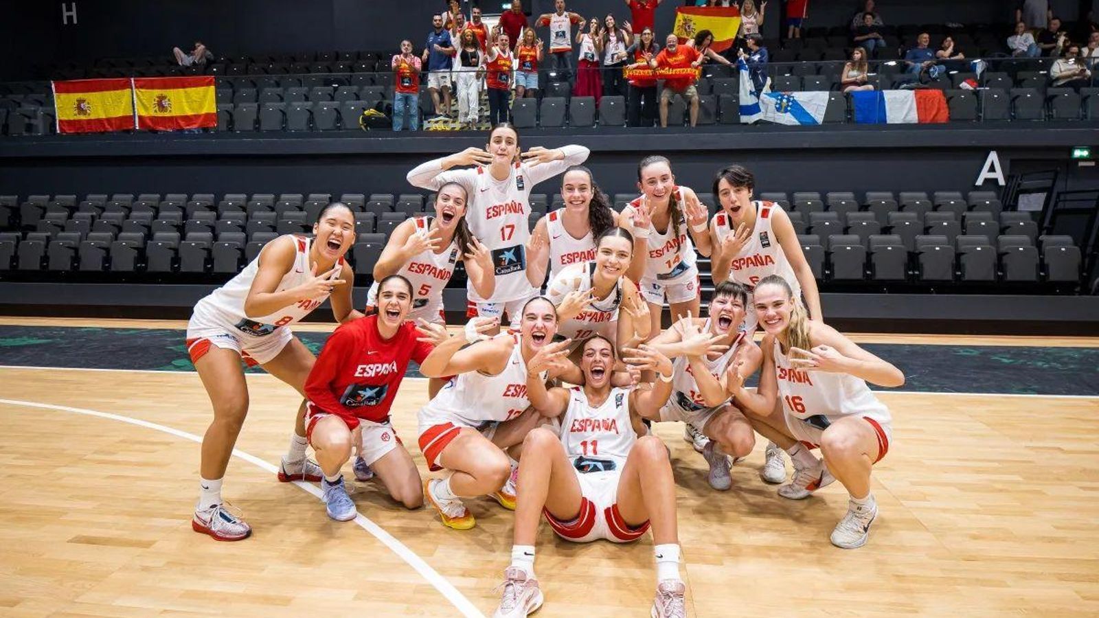 La céltica Paula Salinas, abajo con la mano vendada, celebra el bronce.
