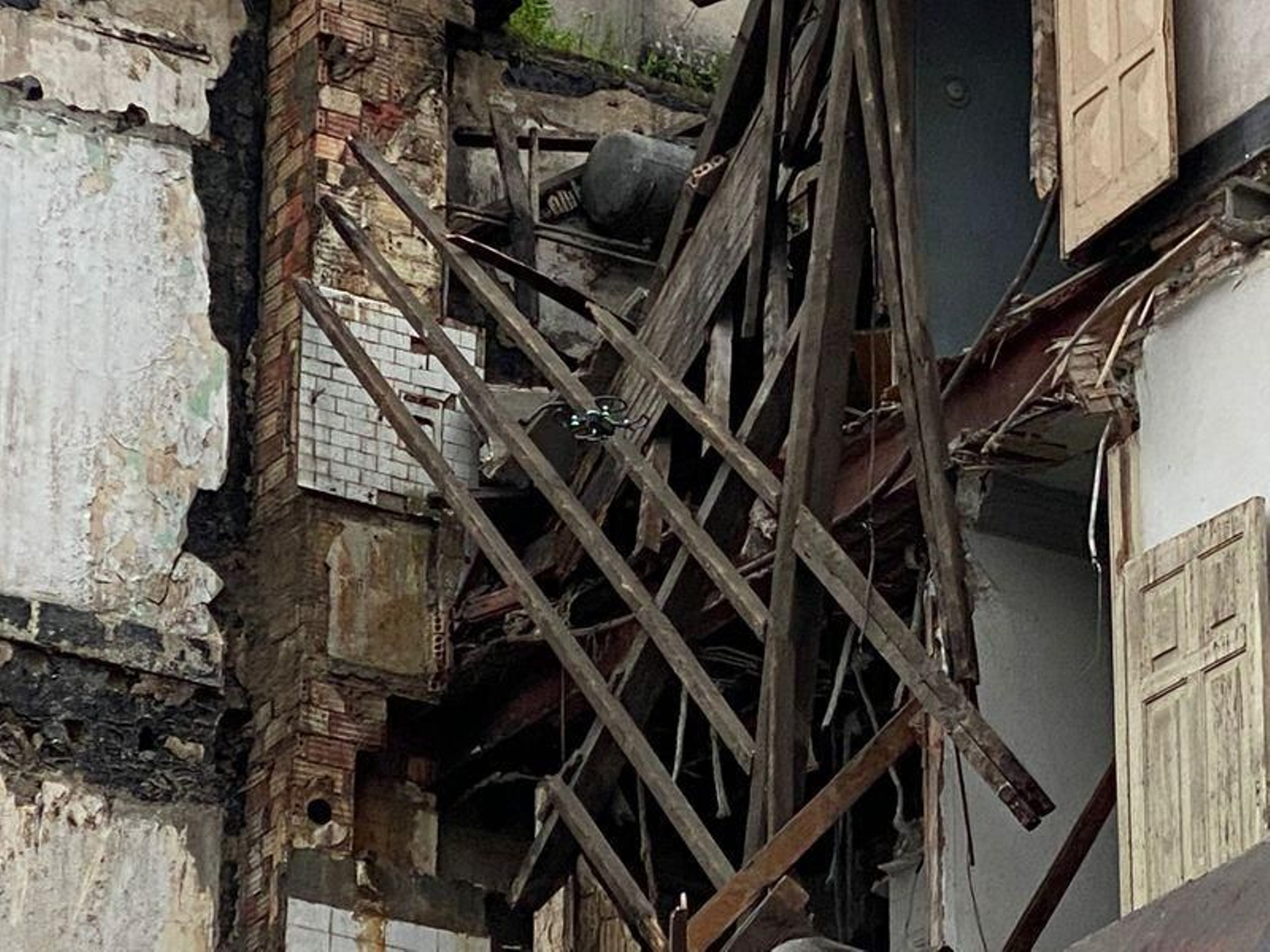 Se derrumba un edificio en el centro de Vigo_ Alberte 5