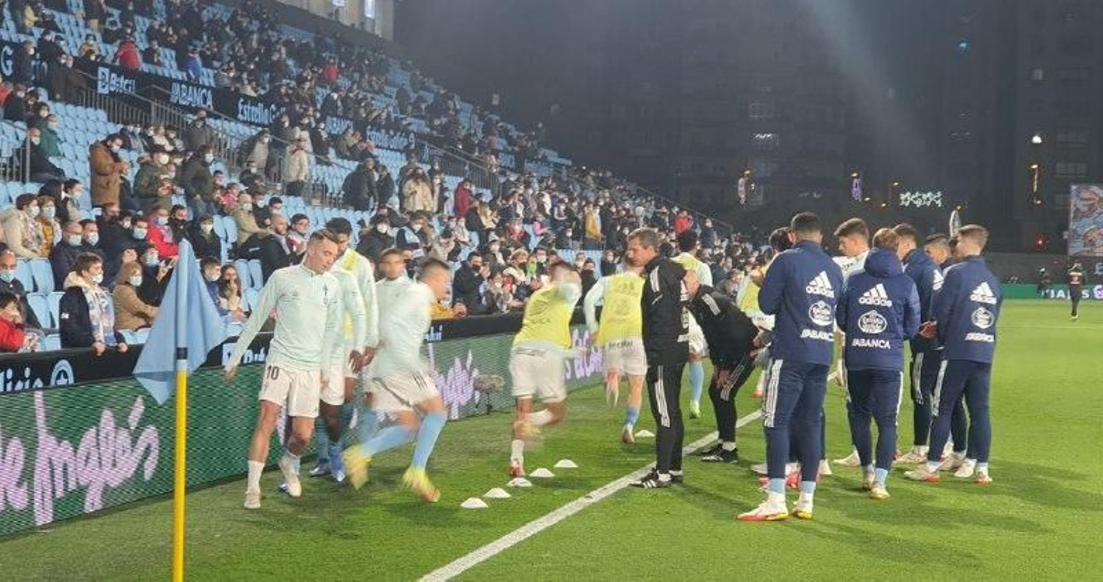 El Celta calentando este viernes en Balaídos. // Jorge Landín