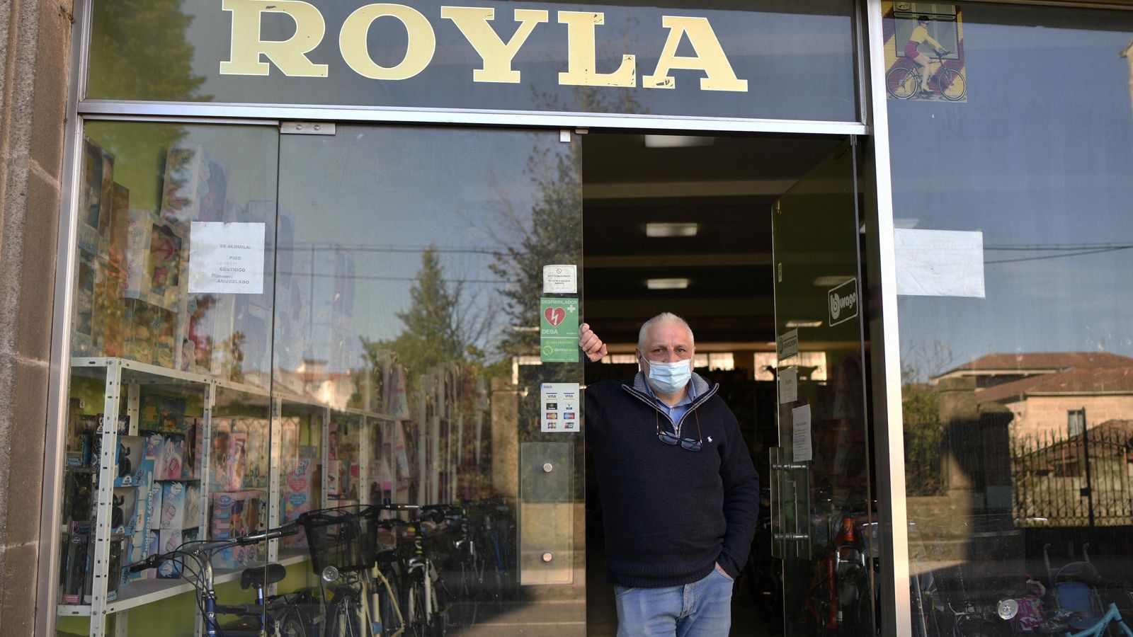 Verín. 15/03/2021. Ulises Rodríguez, de la tienda de juguetes Royla. Foto: Xesús Fariñas