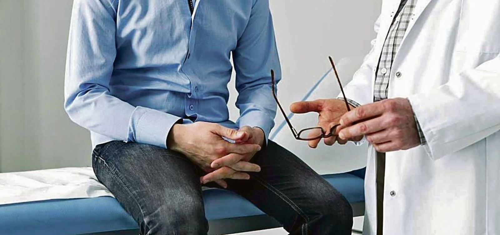 Un hombre acude a una cita médica con su urólogo.