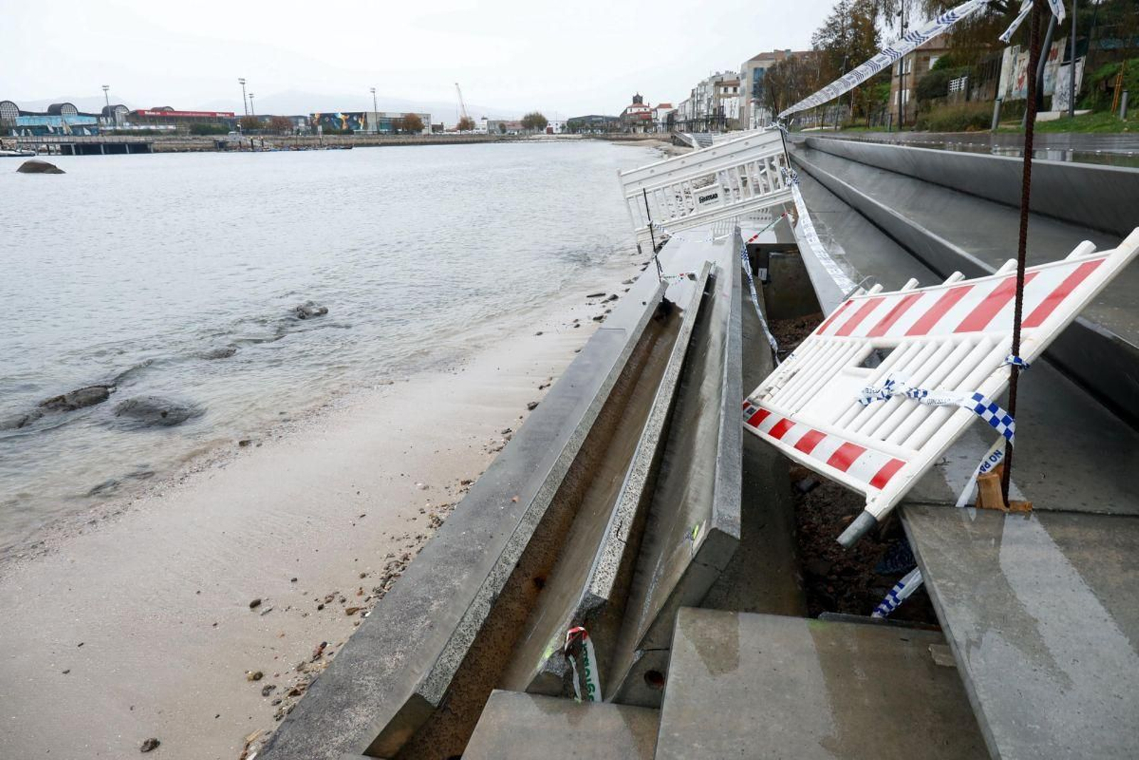 El fuerte temporal Ciarán destrozó parte de las nuevas gradas hacia el mar instaladas tras la reforma del paseo de Bouzas.